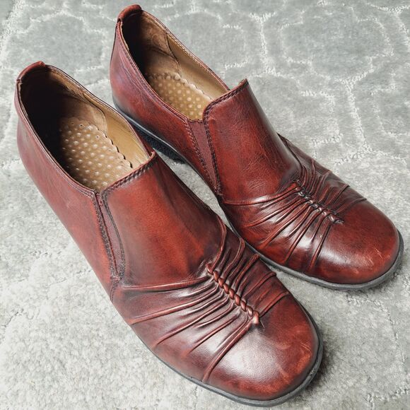 Caprice Burgundy Slip On Loafers WOMENS SIZE 8.5 UK 6.5 leather low heel German - Picture 1 of 14